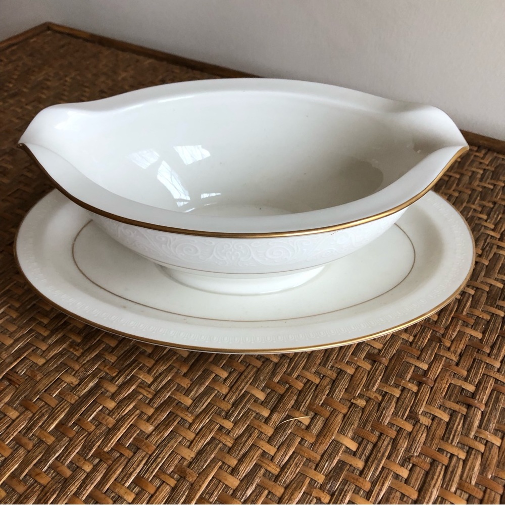 Noritake Tulane Gravy Boat with Attached Tray
